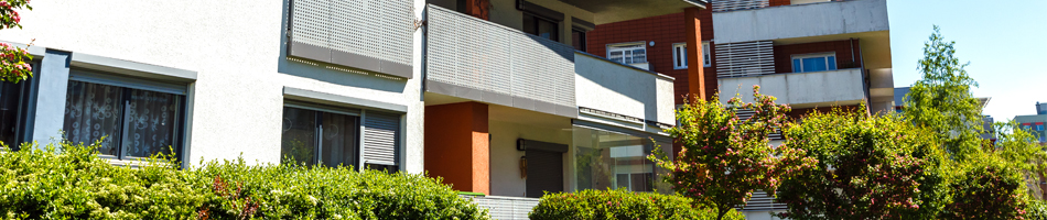 Devant d'une r&eacute;sidence avec verdure 